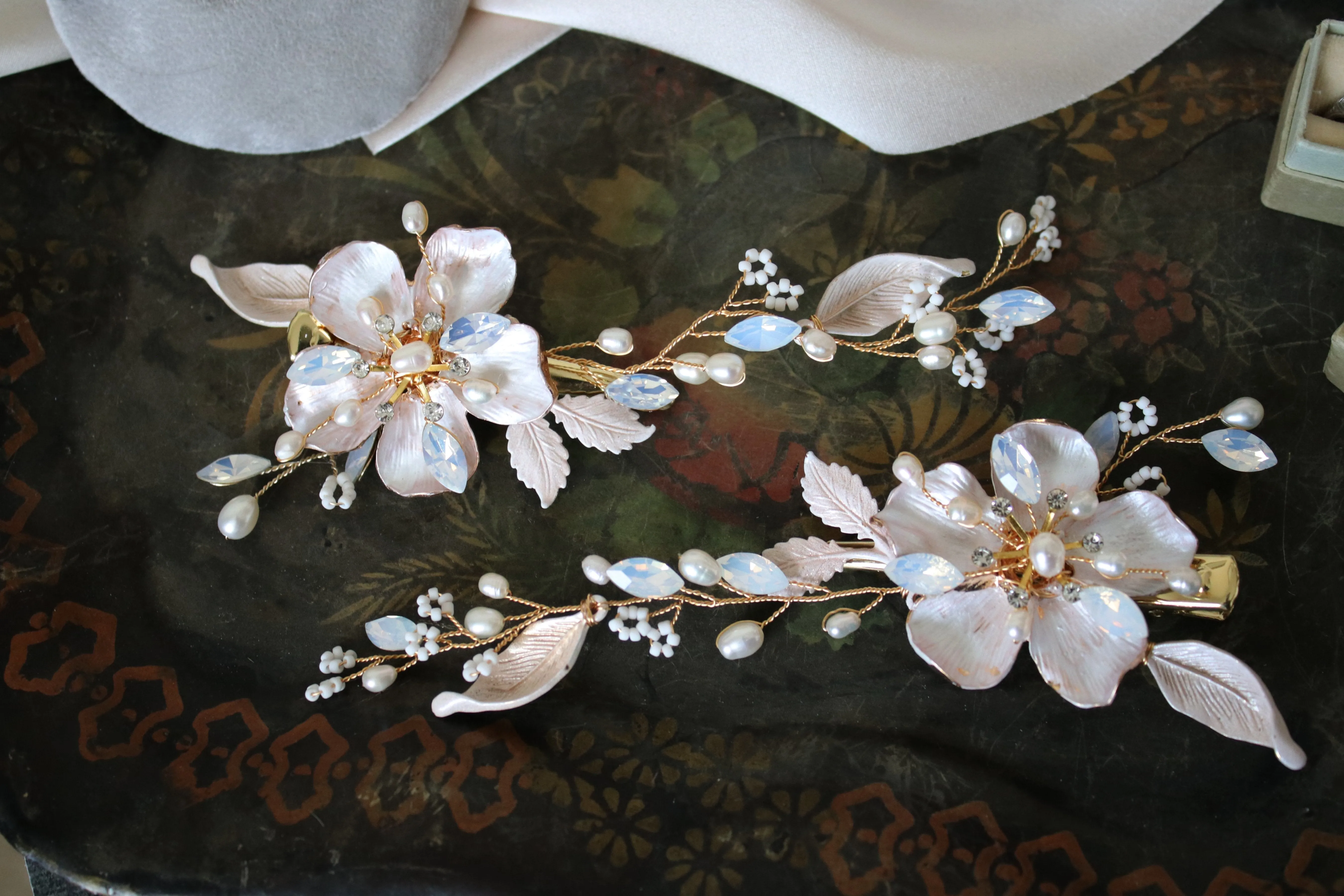 ASHLEY Blush Gilded Floral and Freshwater Pearl Hairclip