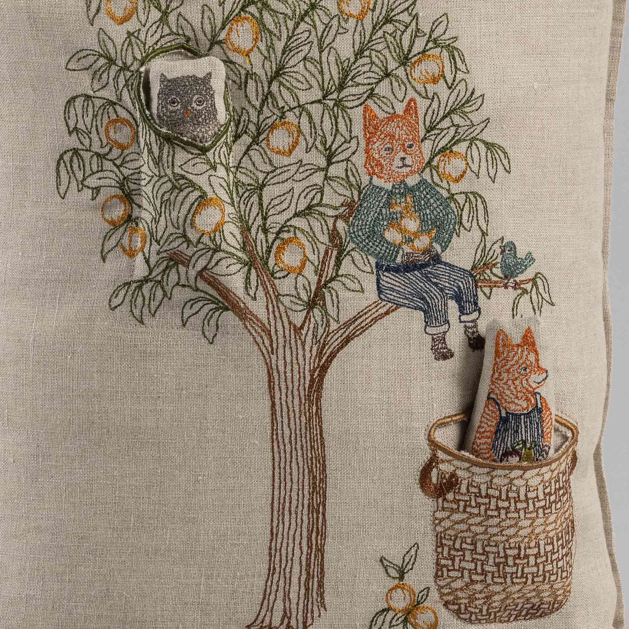 Besticktes Kissen: Pfirsichbaum mit Fuchs und Füchsin mit Eule