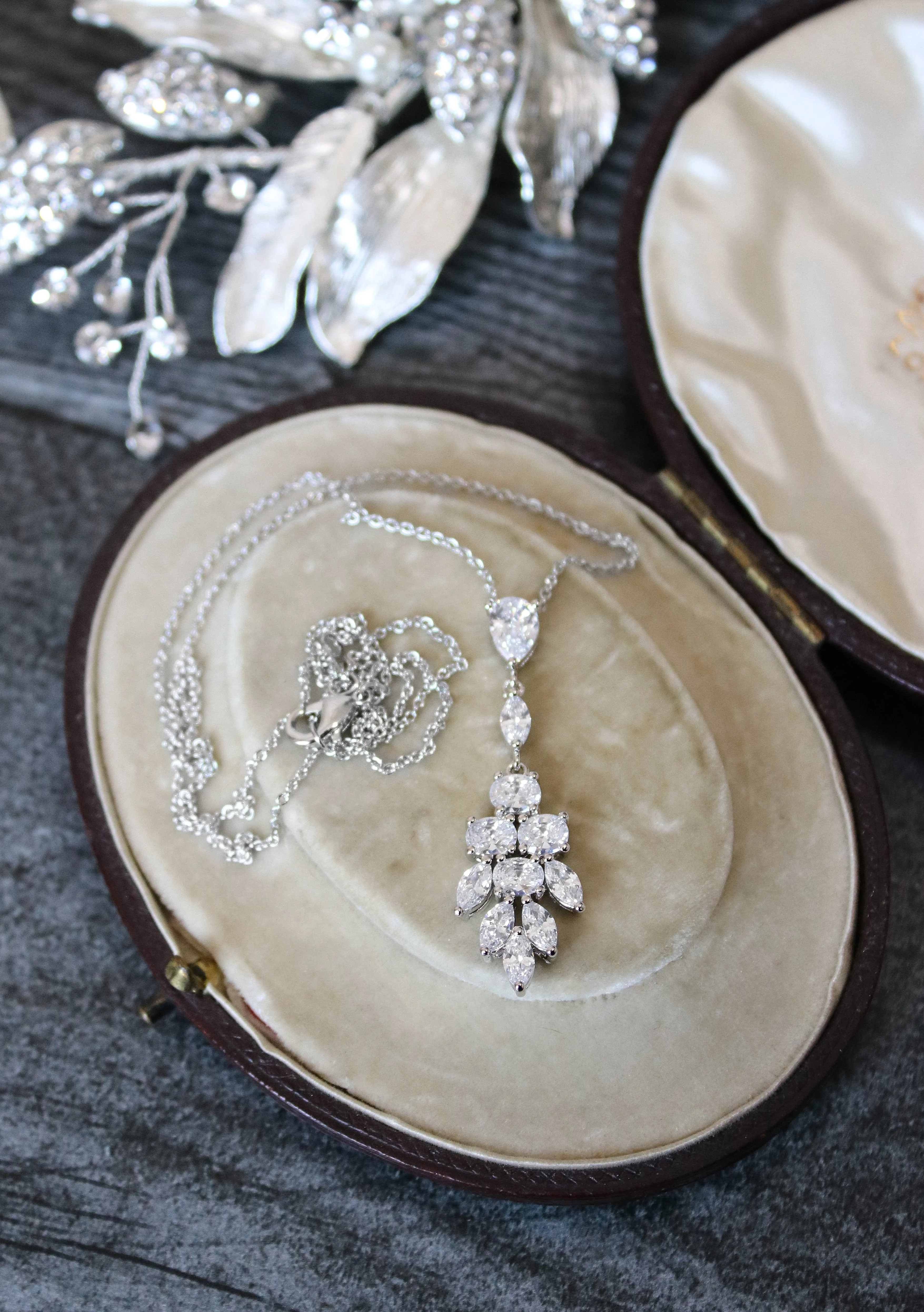JASMINE Drop Earrings and Necklace Set