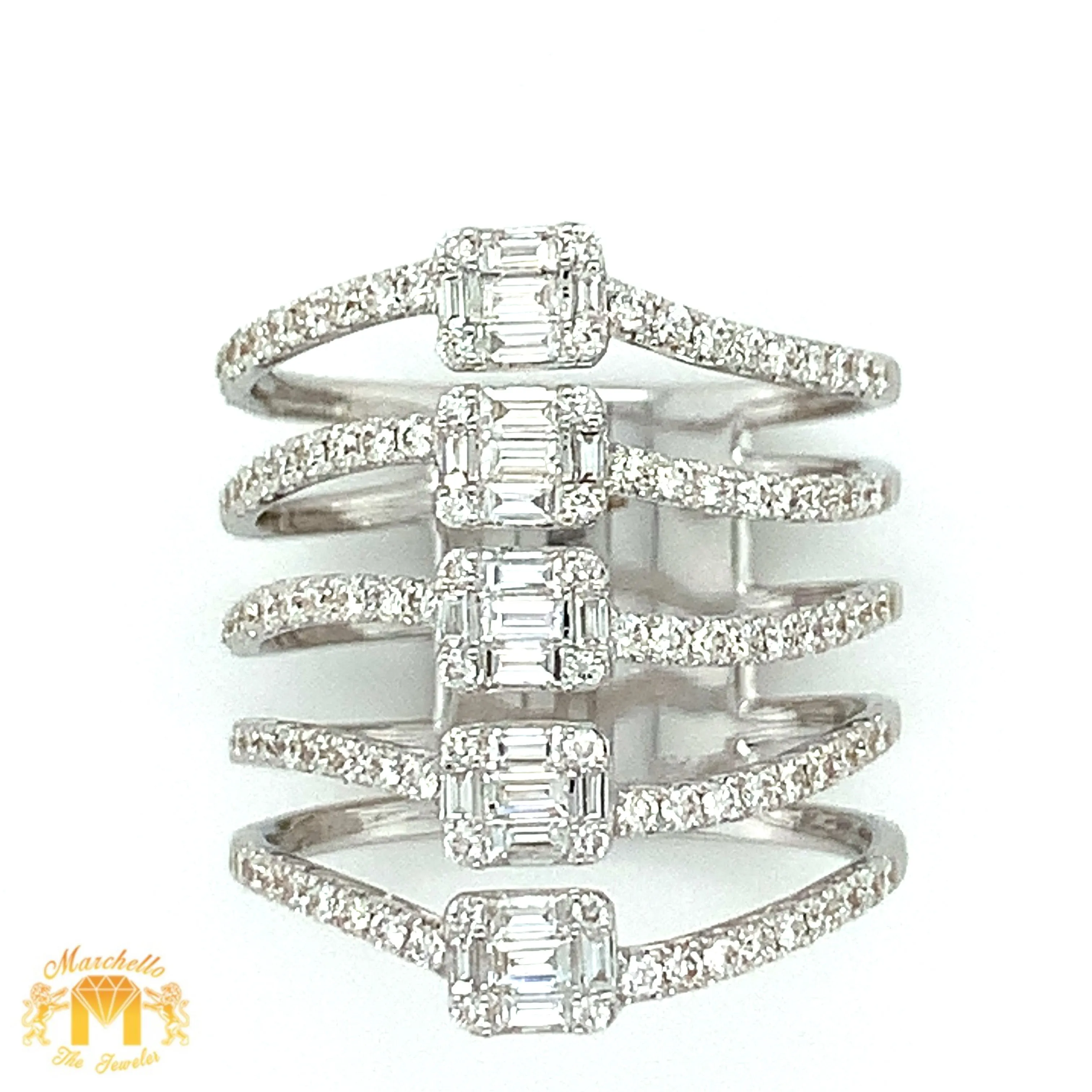 VVS/vs high clarity Diamonds set in a 18k White gold Contemporary Ladies`Ring