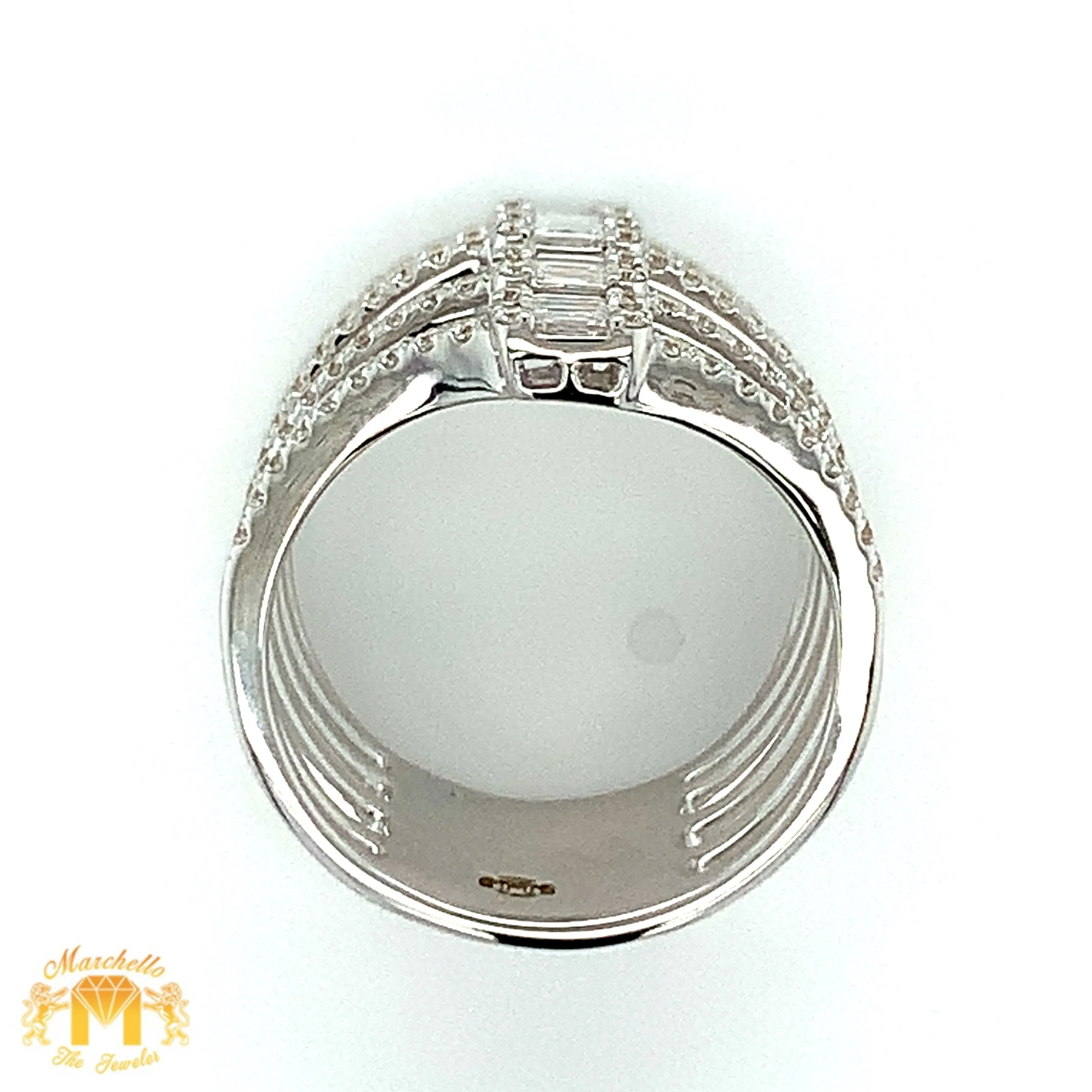 VVS/vs high clarity Diamonds set in a 18k White gold Contemporary Ladies`Ring