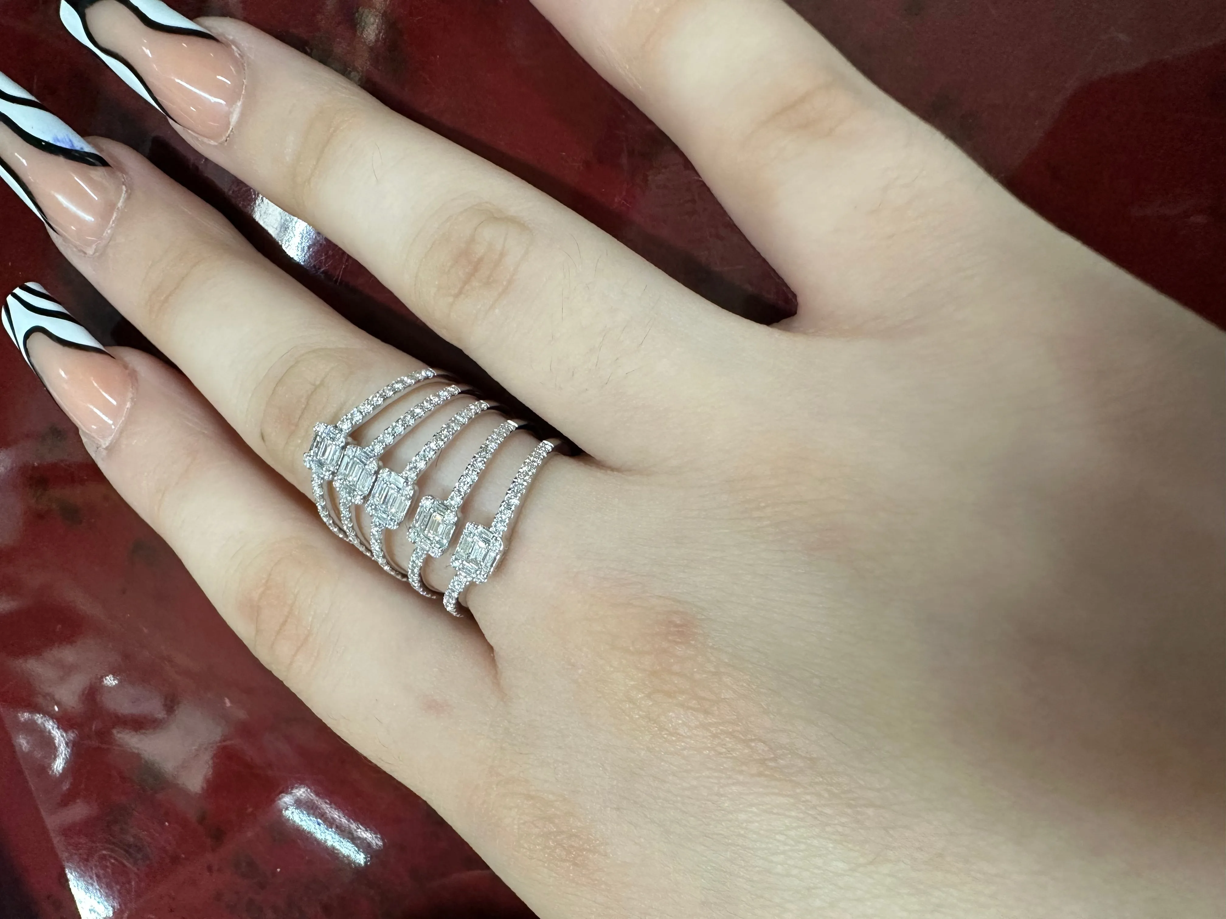 VVS/vs high clarity Diamonds set in a 18k White gold Contemporary Ladies`Ring